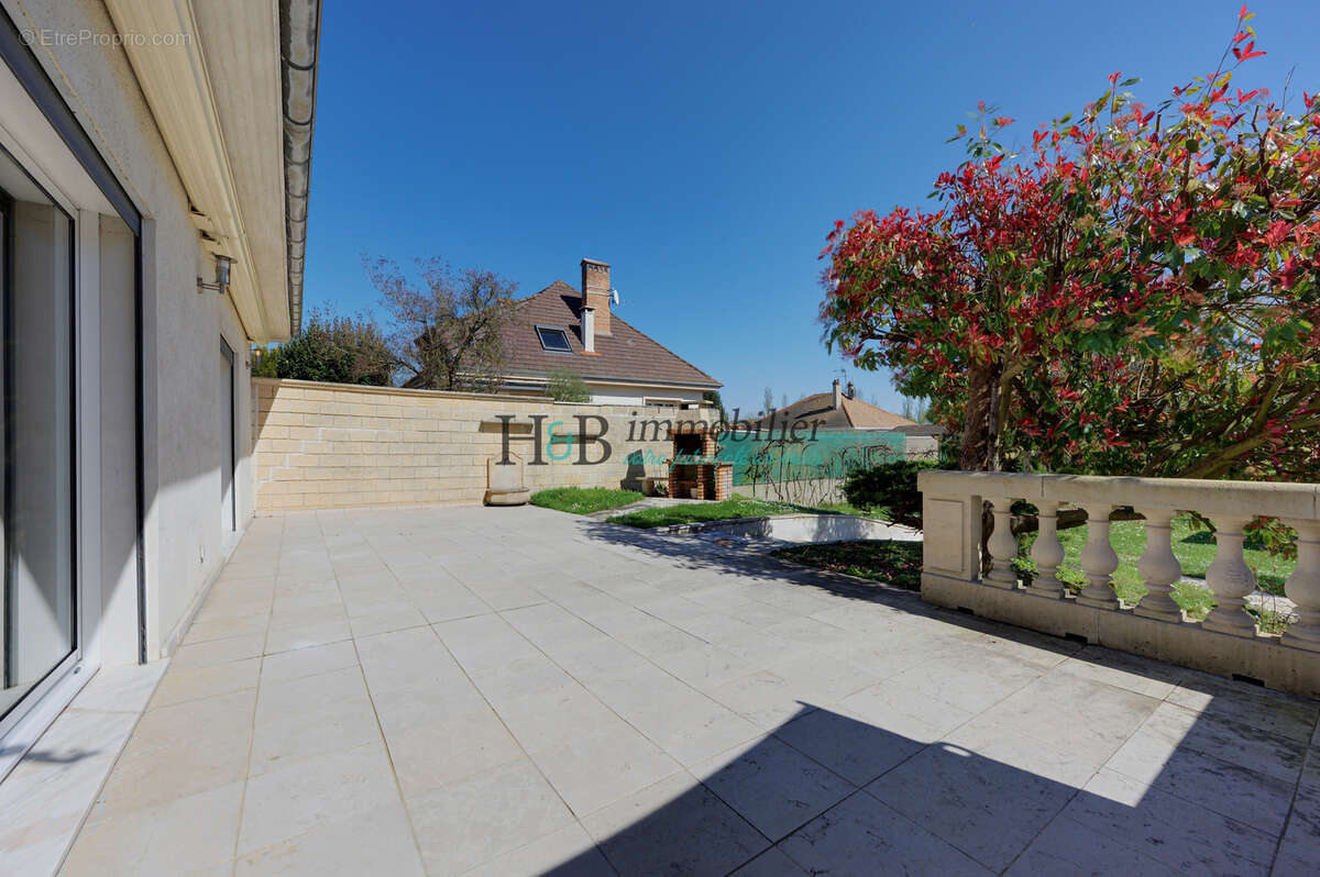 Maison à VERT-LE-GRAND