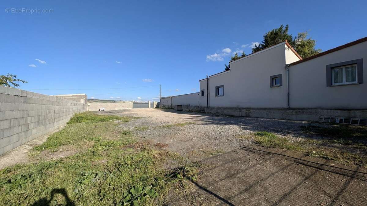 Terrain à PERIGNAT-LES-SARLIEVE