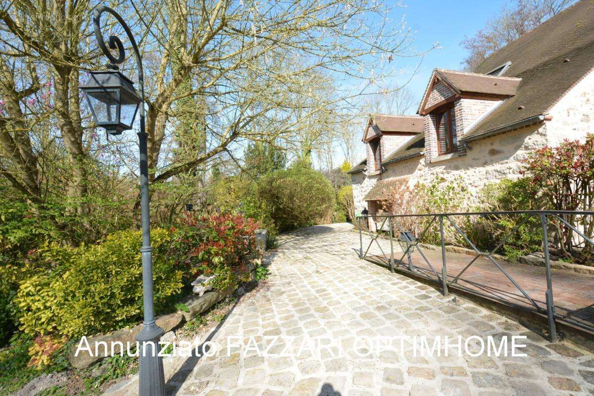 Au cœur d’un domaine clos de 1,5 hectare, ce moulin rénové offre un cadre unique entre étang, rivière et nature préservée - photo 41
