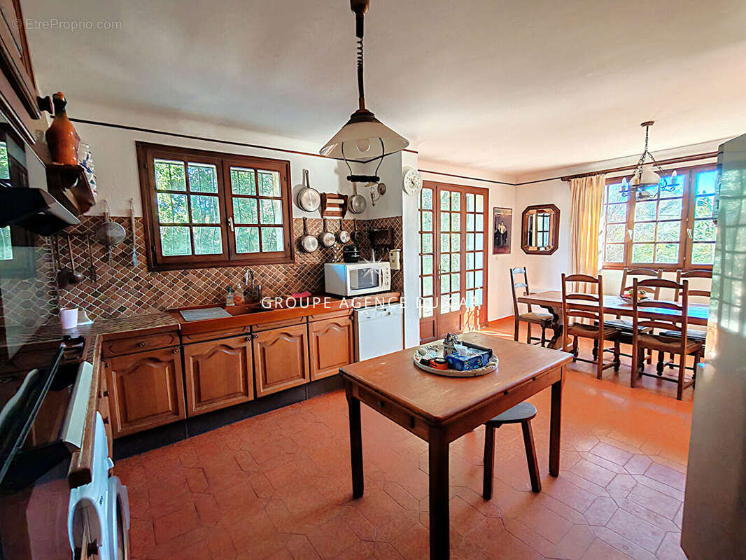 A vendre villa 6 pieces 4 chambres solarium avec apercu mer piscine a proximite du centre ville de saint aygulf - photo 8