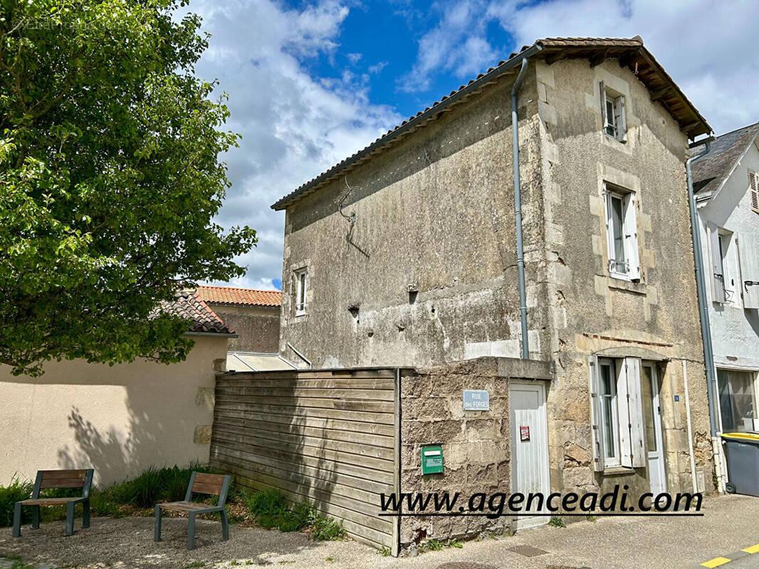 Maison à MAZIERES-EN-GATINE