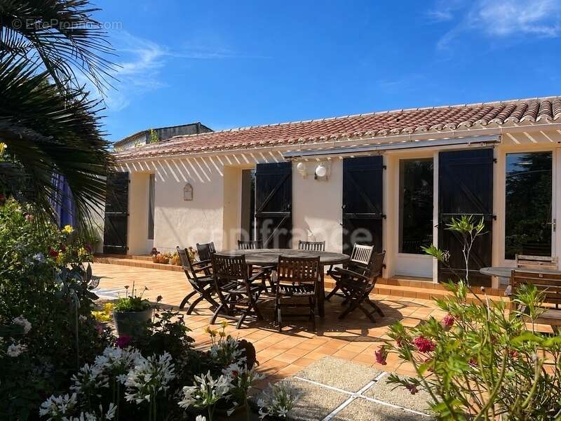 Propriété avec dépendances au coeur d’un jardin paysager– 230 m² habitables – À 10 min des plages des Sables-d'Olonne - photo 3