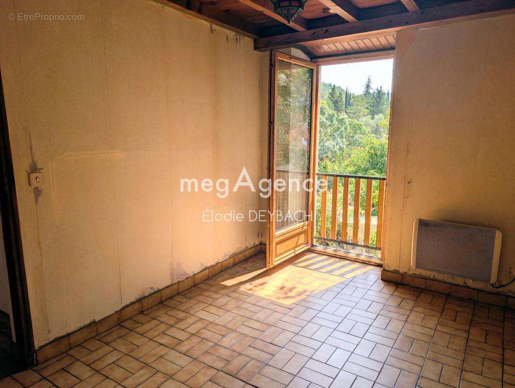 Maison avec extérieur et stationnement clos - photo 5