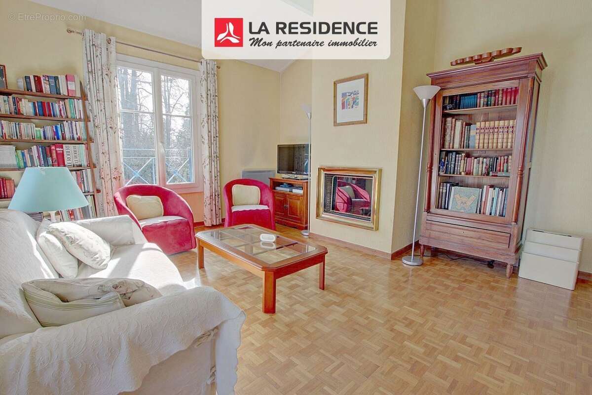 Appartement à LE MESNIL-SAINT-DENIS