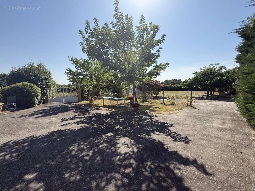 À 5 minutes de Nogaro, maison T4 de plain-pied avec 146 m² de dépendances, au calme, sur un terrain clos et arboré de 4 938 m² - photo 5