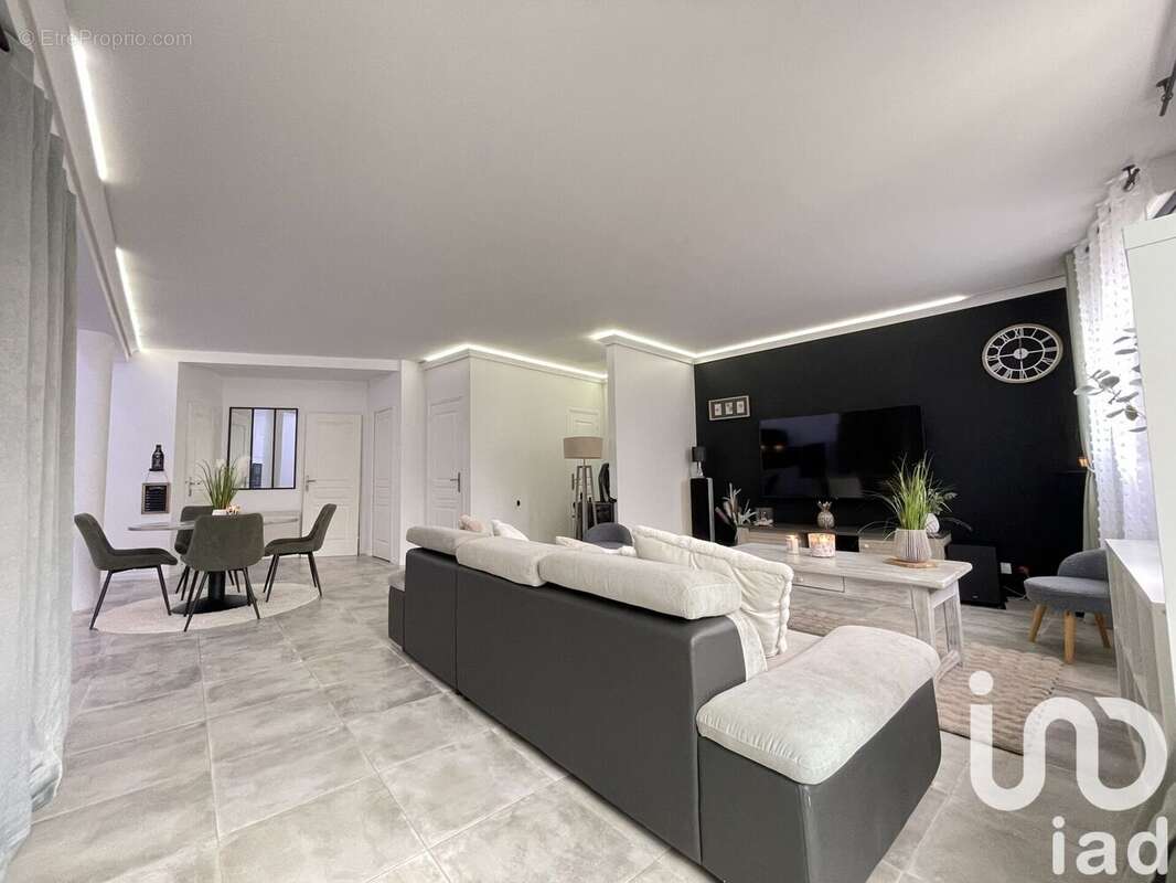 Photo 2 - Appartement à LE VAL-SAINT-GERMAIN