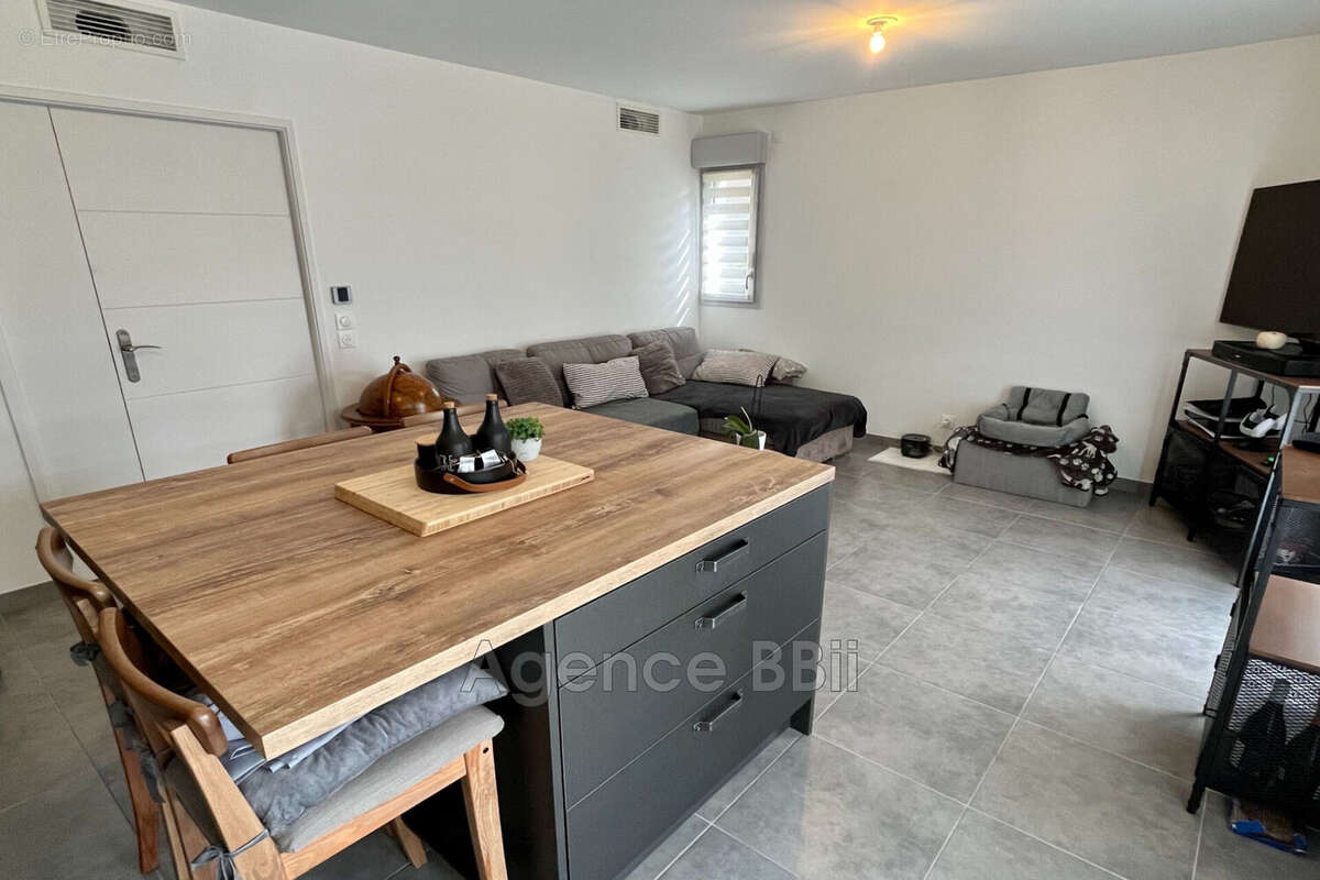 Appartement à CHATEAUNEUF-VILLEVIEILLE