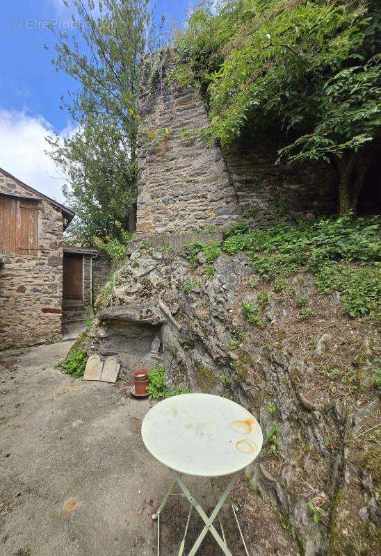 Maison à MONTSURS