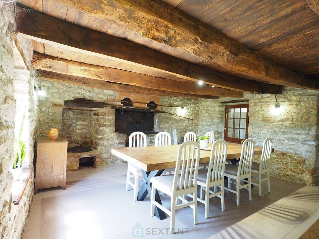 Un cadre atypique, une bâtisse en pierres récemment rénovée et équipée à neuf : Chambres d'hôtes, salle sports - fitness, espace - photo 3