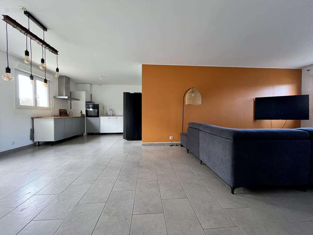 Maison à SAINT-MACAIRE-EN-MAUGES