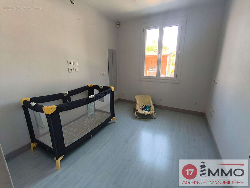 Maison familiale avec piscine, double garage et nombreuses dépendances - photo 9