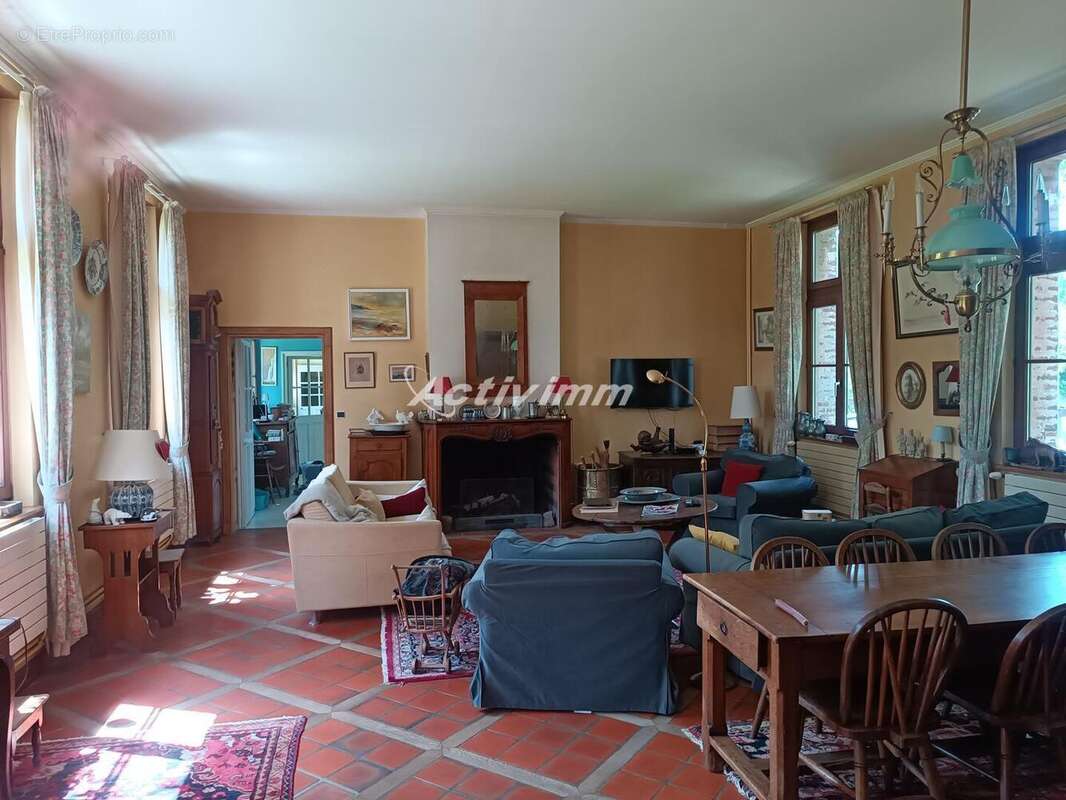 4252 44 - Maison à HESDIN