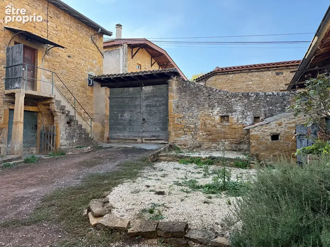 Saint Germain Nuelles - Maison en pierres à rénover avec cour et dépendances - photo 3