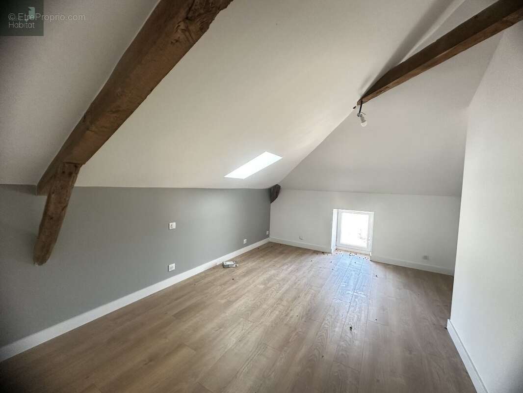 Maison en pierre, en partie rénovée, 4chambres,2 salle de bains, garage et puit  sur terrain  attenant de 5890m² - photo 13