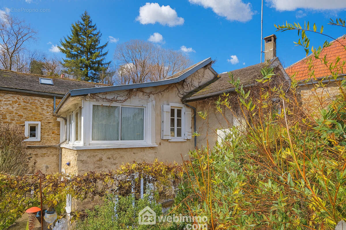Venez découvrir cette belle maison en pierre de 160 m² ...