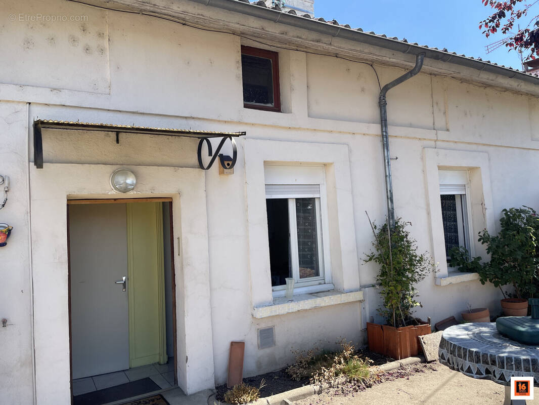 Maison 1 m² à Thiers  - photo 1