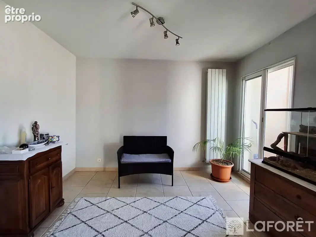 HYERES Appartement  DERNIER ETAGE  3 chambres - terrasse - parking - photo 5