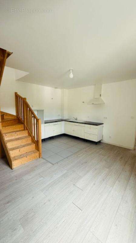 Dans un Ancien Château appartement 84 m² + Terrasse / Cave voûtée/Parking - photo 6