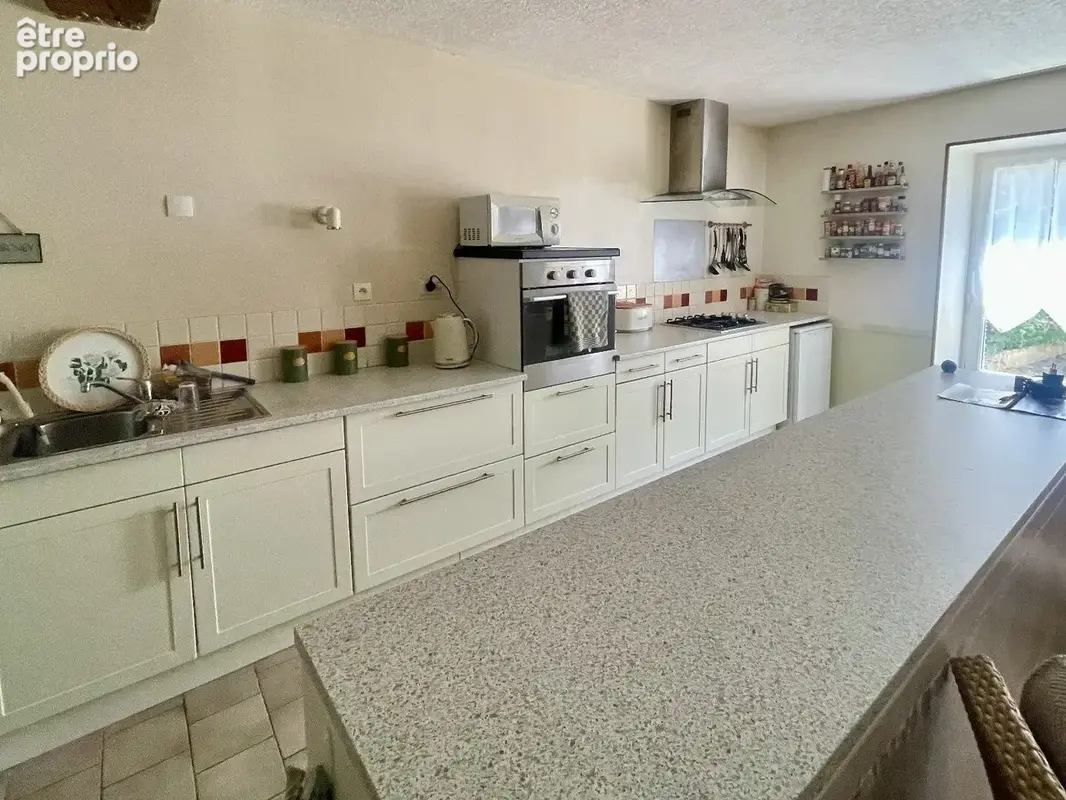 Maison du caractère de plain-pied avec 3 chambres, grand terrain, garage et atelier - photo 4