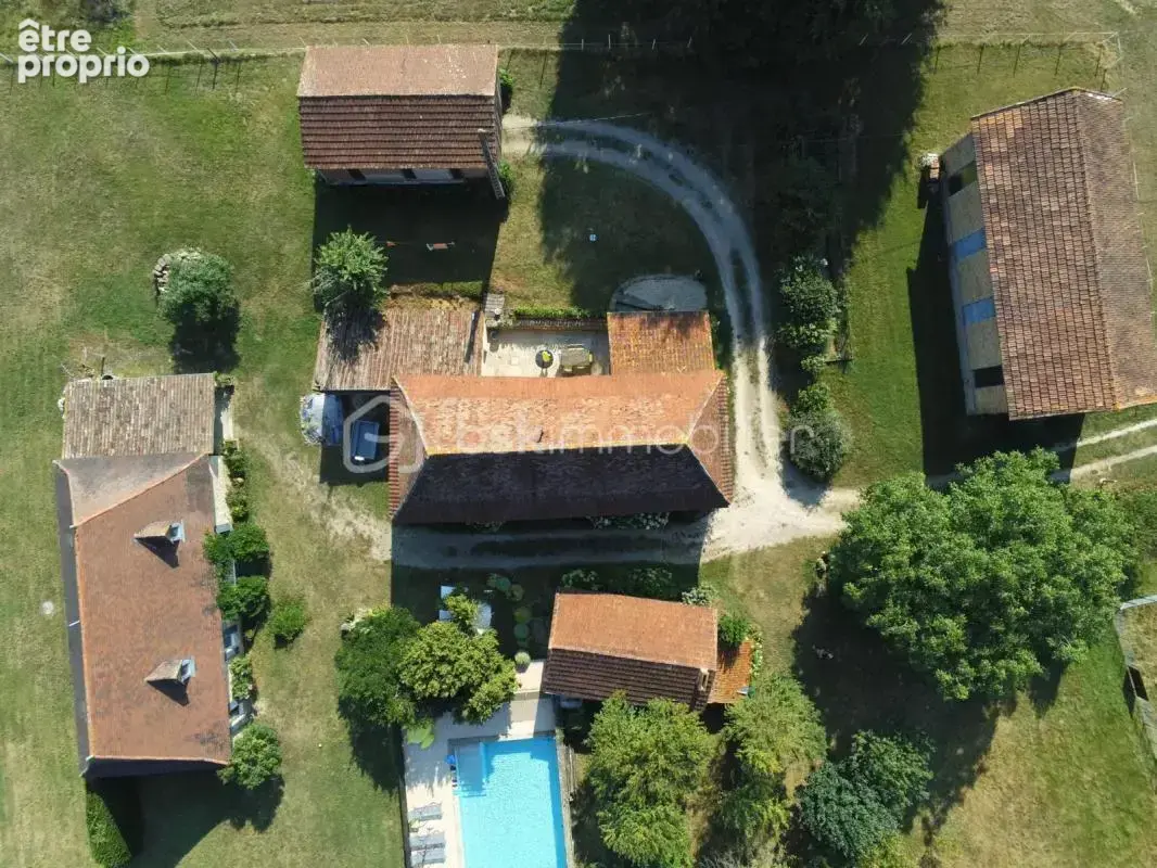 Sur 11457 m2 de terrain, ensemble de bâtiments en pierre composé d’une maison d’habitation, d’un gîte, d’un pool house, de deux  - photo 3