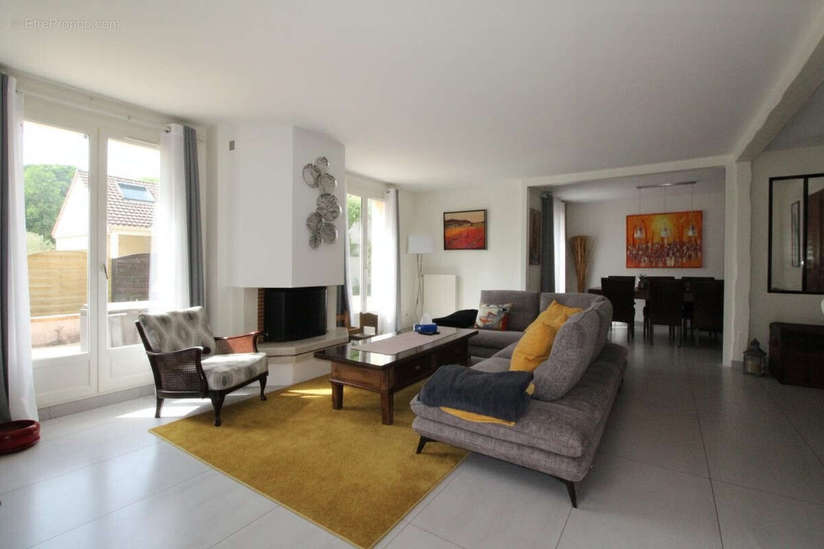 Maison à LE MESNIL-SAINT-DENIS