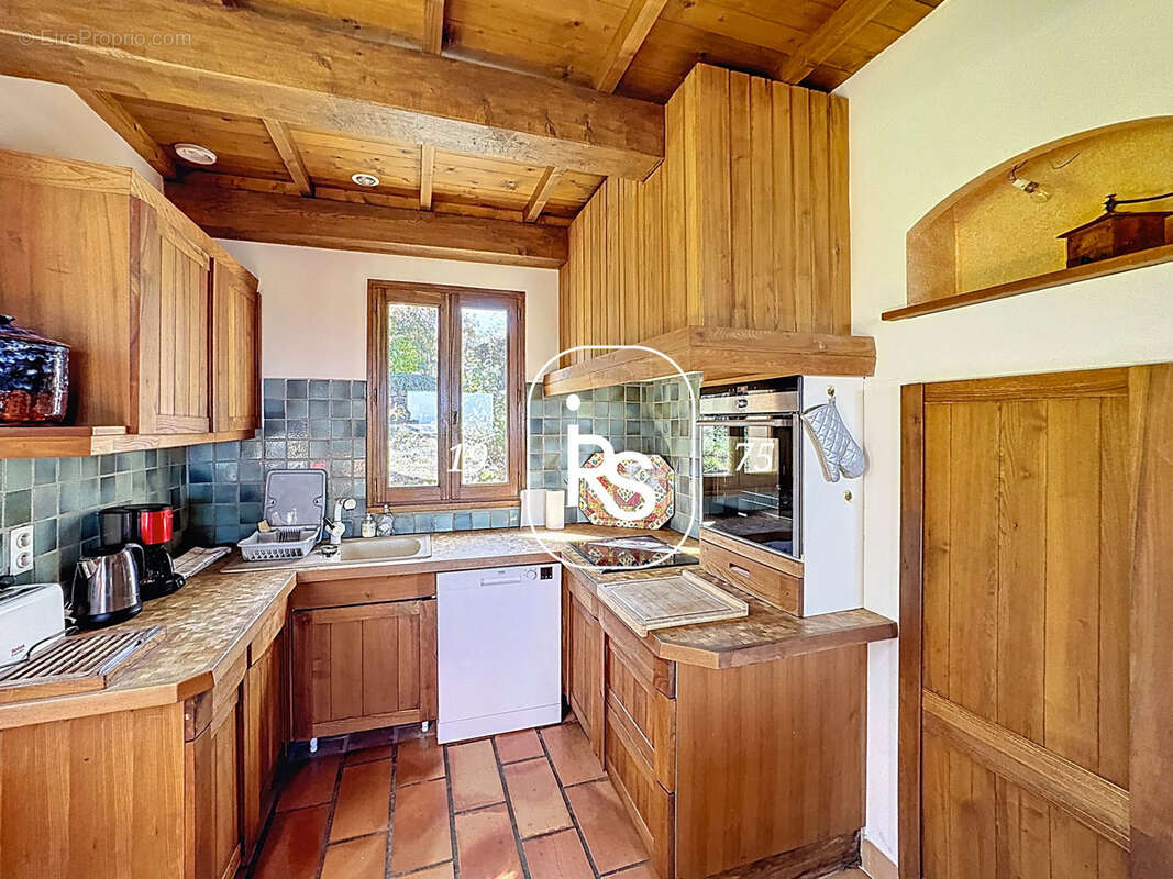 Villa confortable de 204 m2 habitables avec une vue panoramique et 5392 m2 de terrain arboré - photo 8