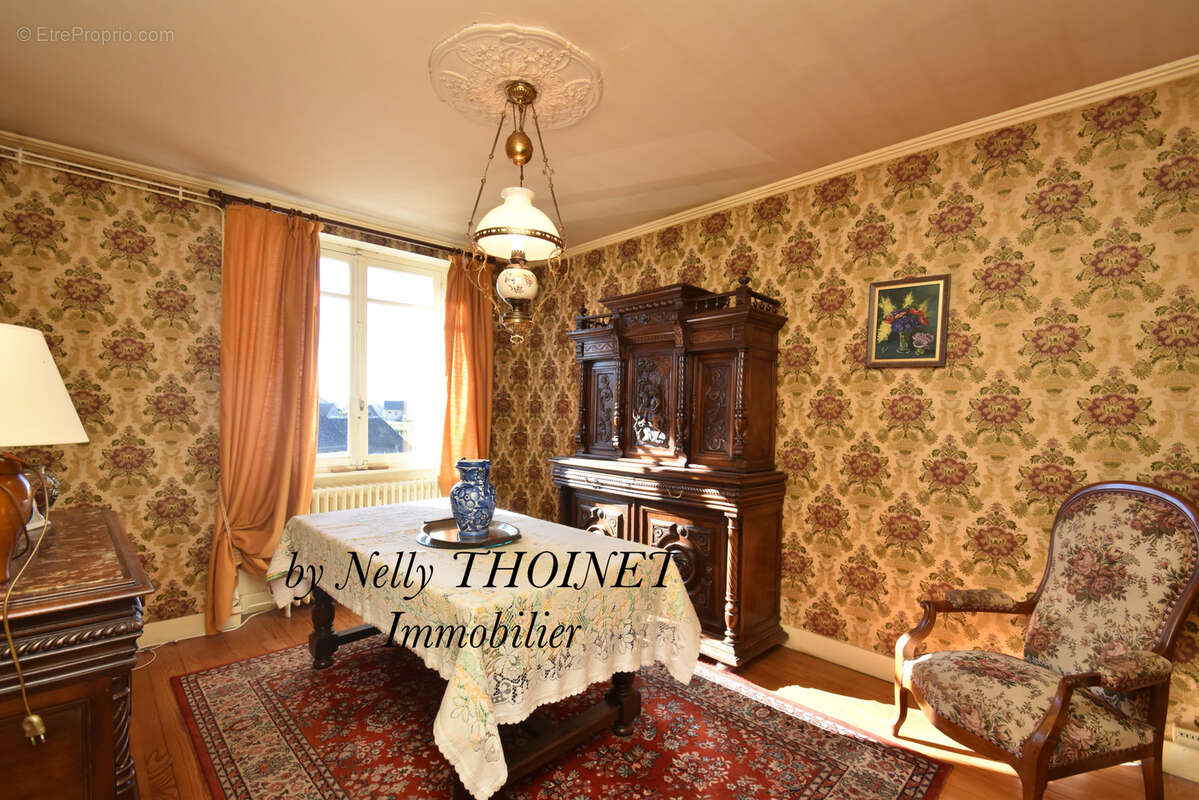 Maison à EGLISENEUVE-D'ENTRAIGUES