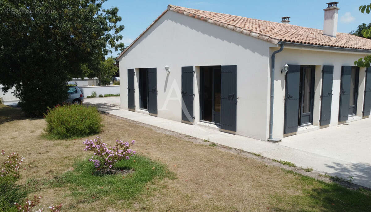 Maison de plain pied -  Semussac 4 pièce(s) 120 m2 - photo 2