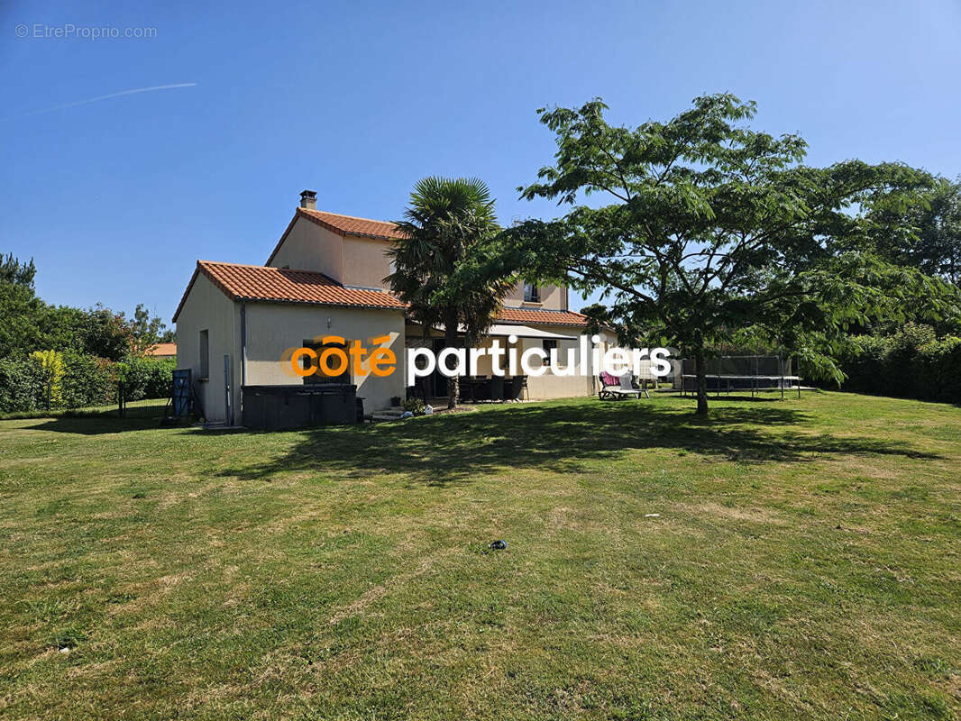 Maison à MONCOUTANT