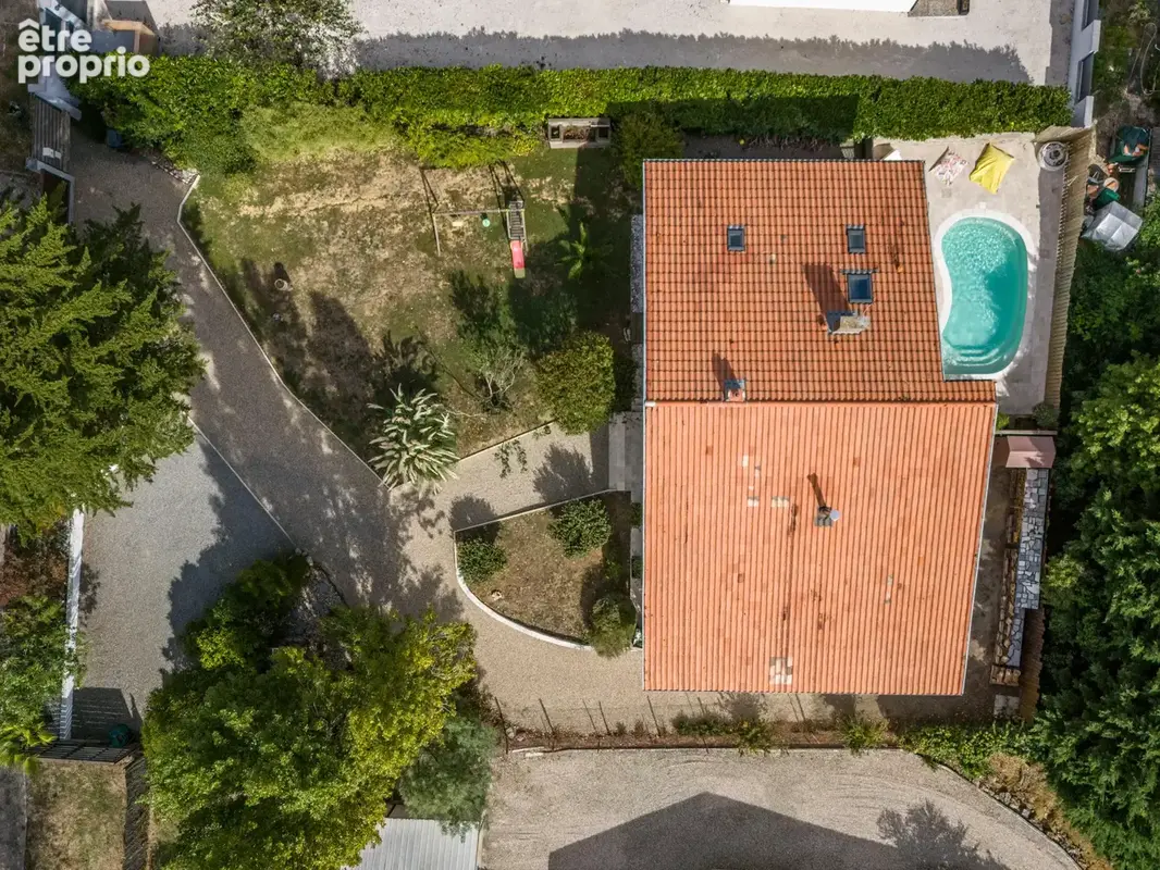Une maison moderne avec piscine, jardin et parking - photo 3