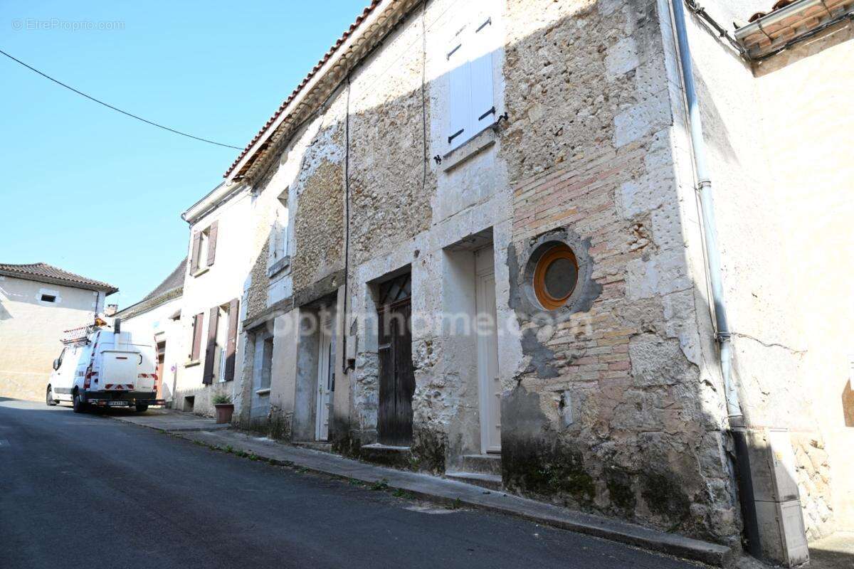 Maison en pierre avec deux logements, terrasse panoramique et potentiel exceptionnel à DOUZILLAC (24) - photo 13