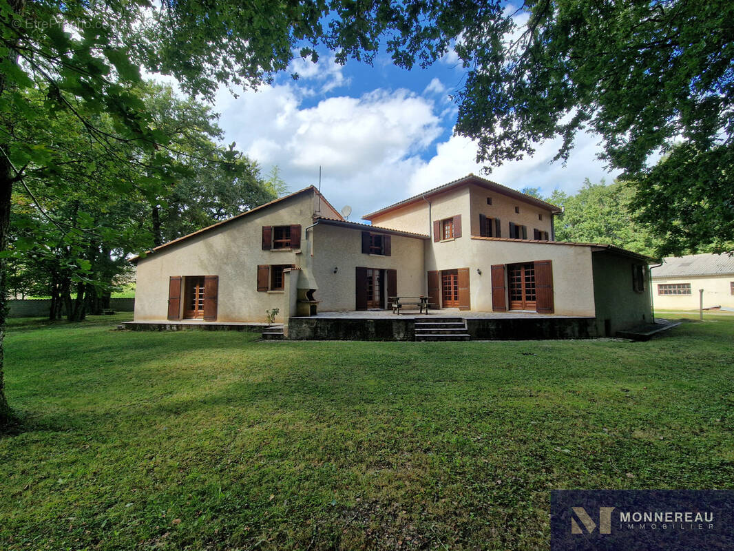 Maison à MONTMOREAU-SAINT-CYBARD