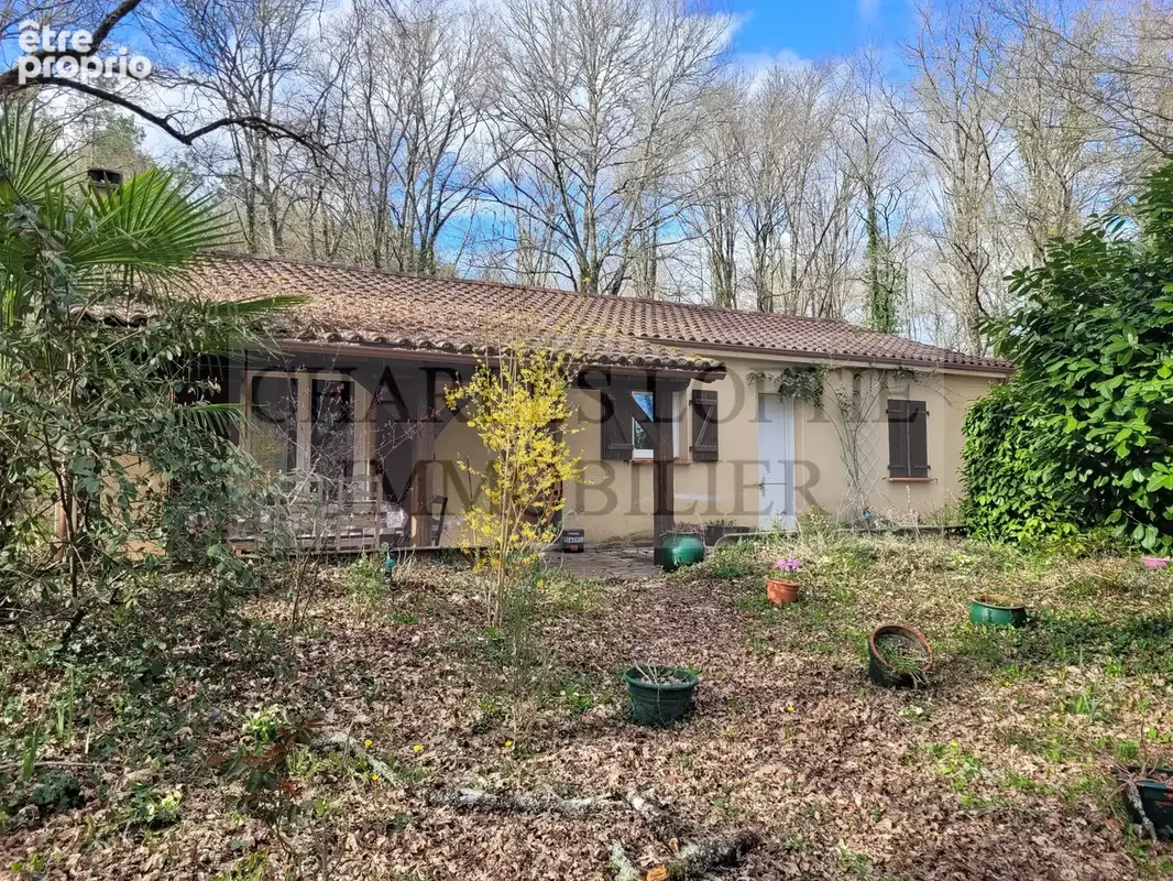 Maison de construction traditionnelle avec garage, terrasse couverte et joli jardin arboré de plus de 3500 m² - photo 16