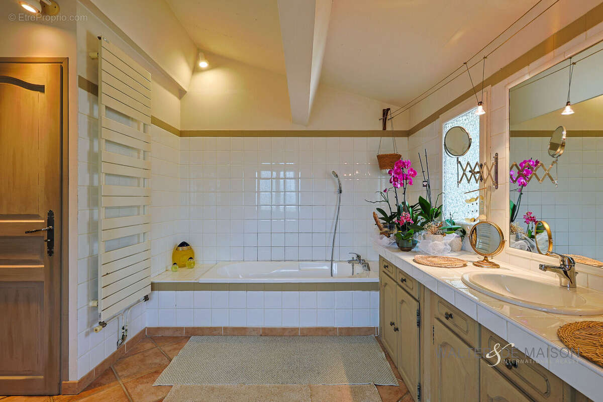 Maison à LE REVEST-LES-EAUX