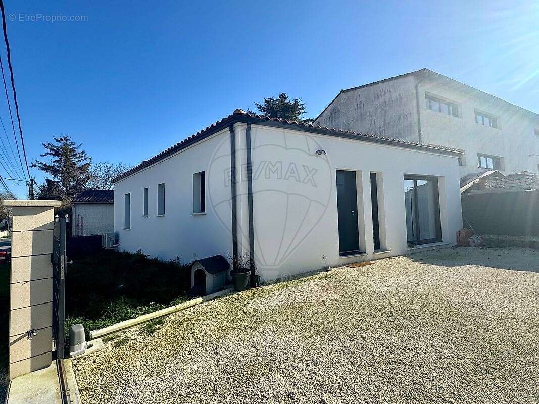 Maison à CHAILLEVETTE