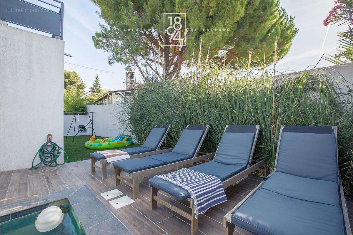 Maison À Vendre T4 Marseille 13011  Eoures  Villa familiale de 112m²  Jardin et piscine  Suite parentale en rez-de-chaussée  Sta - photo 6