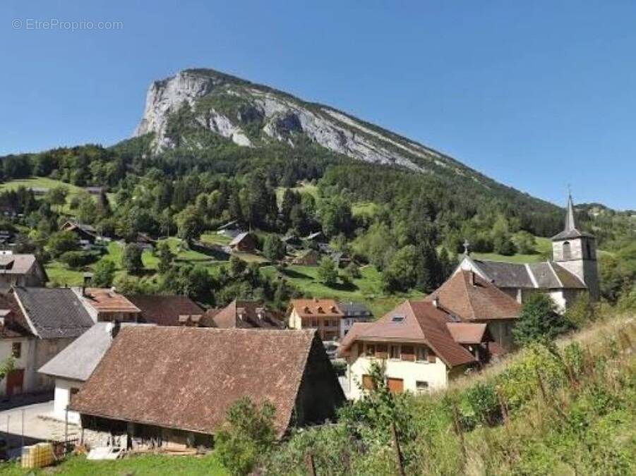 Terrain 1088 m² à Entre-Deux-Guiers  - photo 1