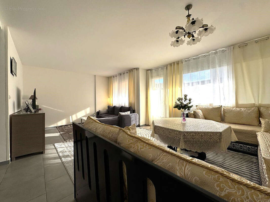 Appartement à BAGNOLS-SUR-CEZE