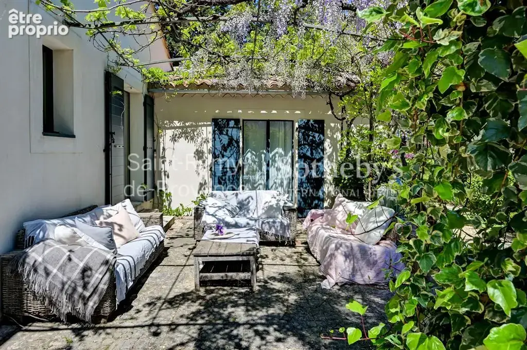 Exclusivité. Rare, Eygalières, belle maison rénovée en centre village avec jardin et piscine - photo 4