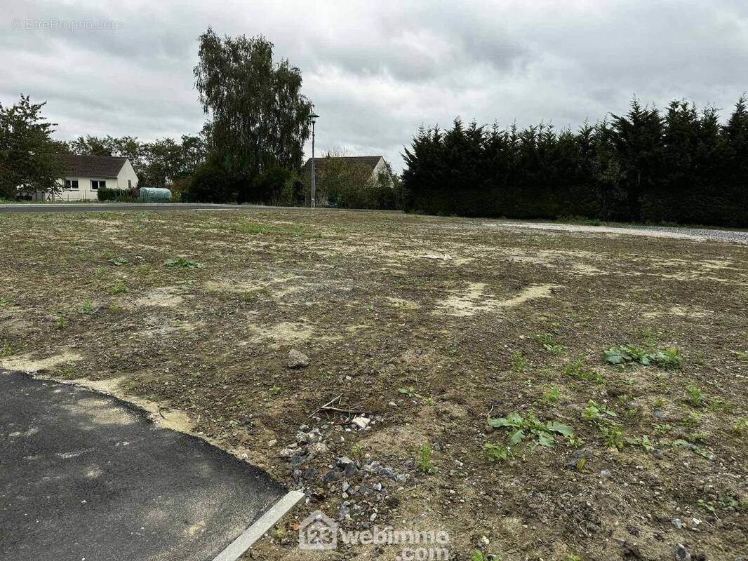 Terrain viabilisé et plat, idéal pour construire la maison de vos rêves dans un environnement paisible. - Terrain à VERSIGNY