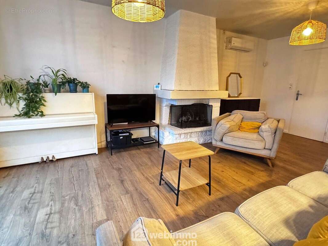 Débutons par ce superbe salon... - Maison à BONDOUFLE