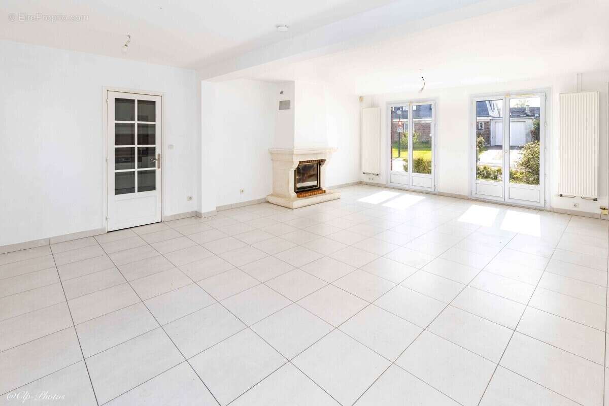 Maison à LE MESNIL-SAINT-DENIS