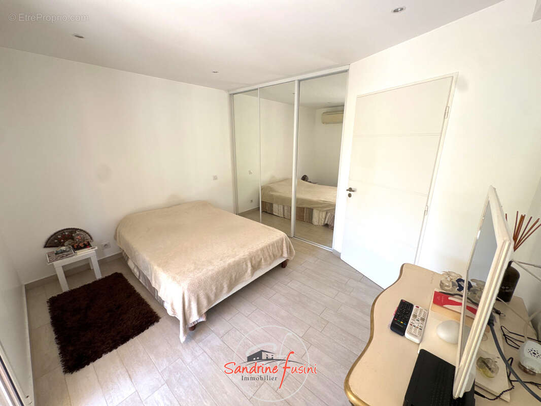 Plan de Carros villa composée de deux appartements. - photo 5