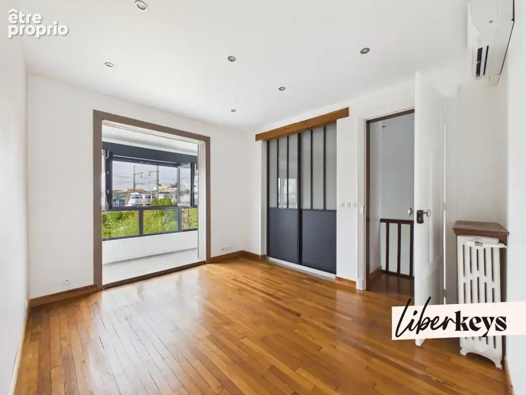 Magnifique maison de ville entièrement rénovée – 137 m² – 3 chambres – terrasses – garage - rer a pied - photo 9