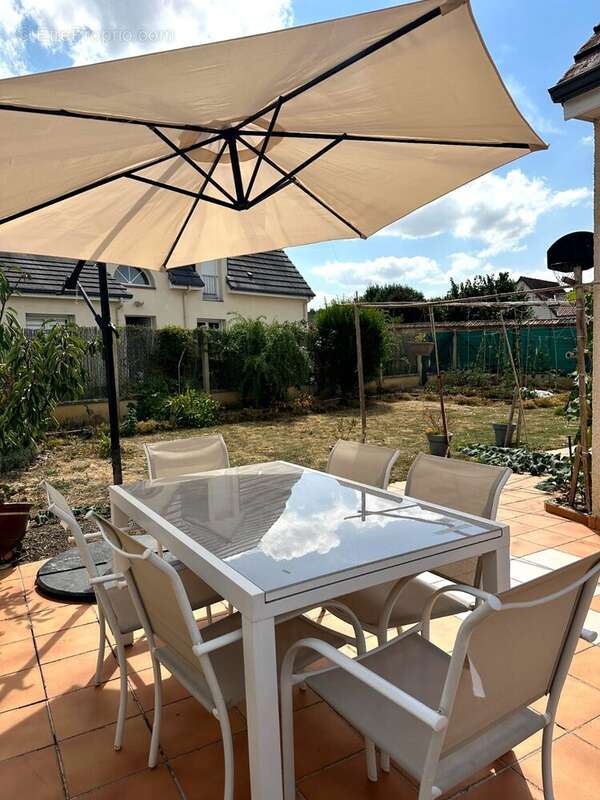 Belle terrasse exposée, parfaite pour profiter des beaux jours dans un environnement agréable et sans vis-à-vis direct.