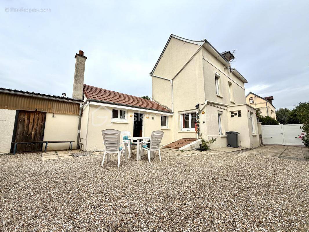 Maison à SAINT-ETIENNE-DU-ROUVRAY