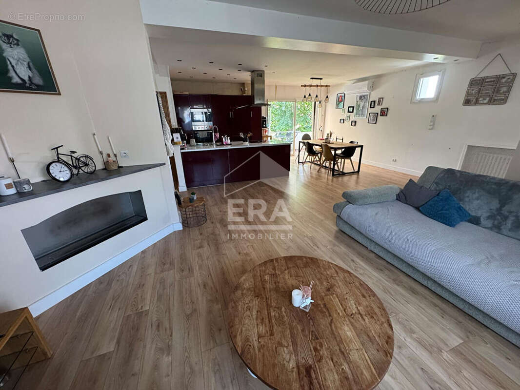 Maison à SAINT-MEDARD-DE-GUIZIERES