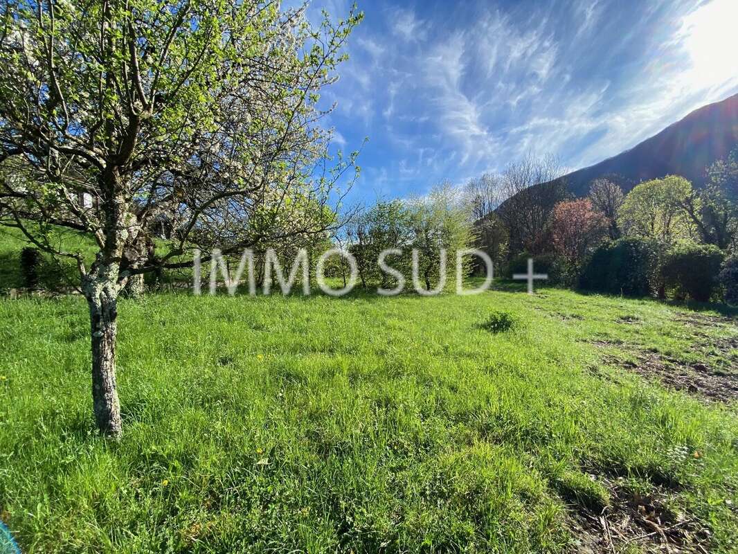 Terrain à SAINT-GEORGES-DE-COMMIERS