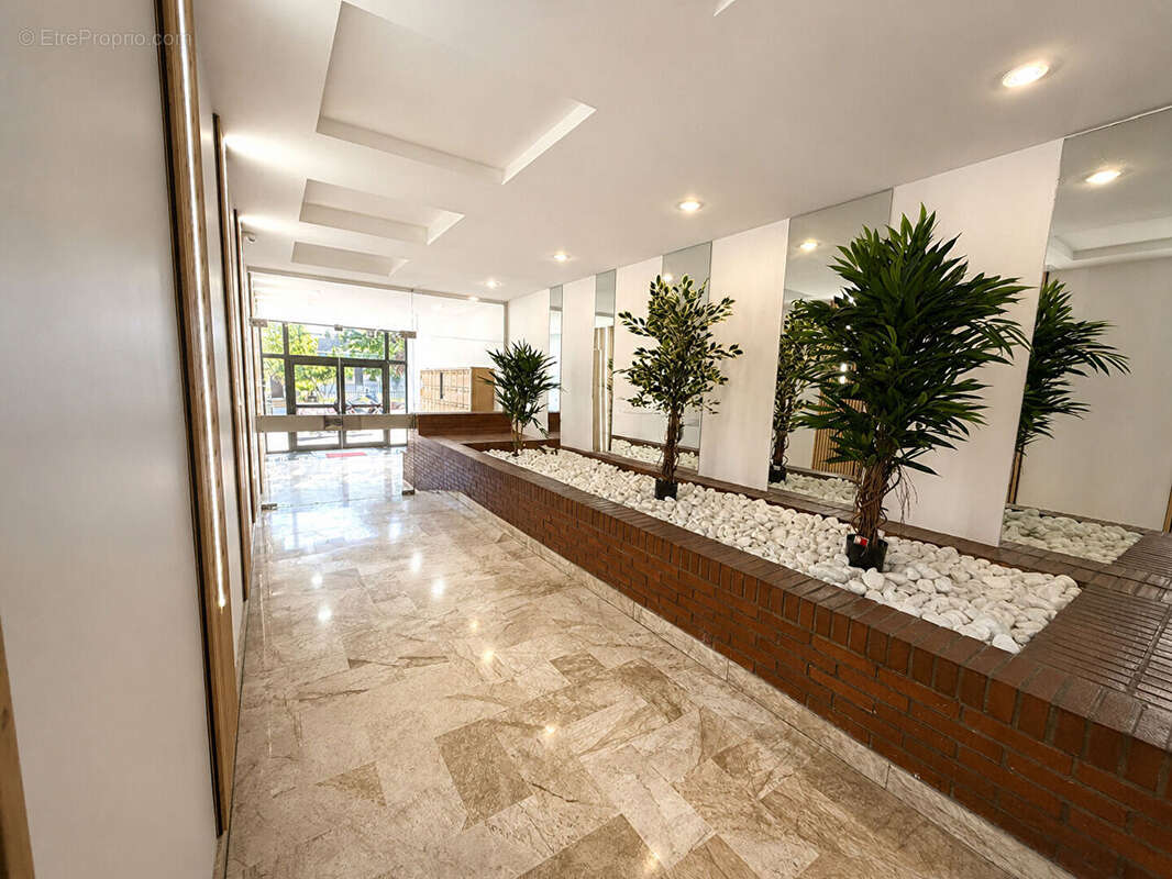 Suresnes - appartement familial 5 pièces de 92,85 m² - 3 chambres - 2 stationnements - photo 3
