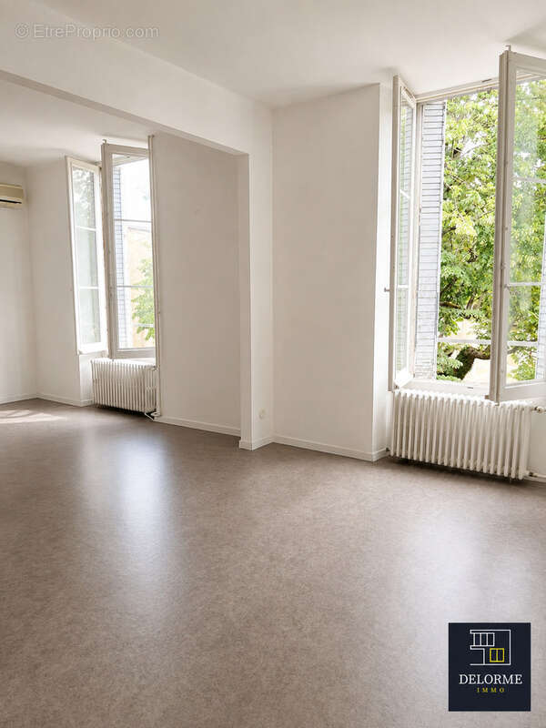 T3 de 75 m2 à rénover avec garage et dépendances - photo 4